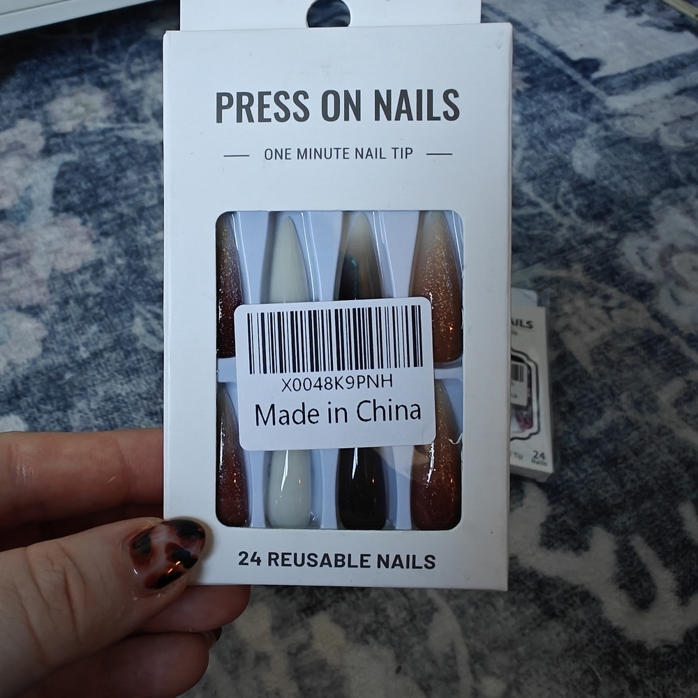 Assorted Press On Nails Set - Picture 4 of 6